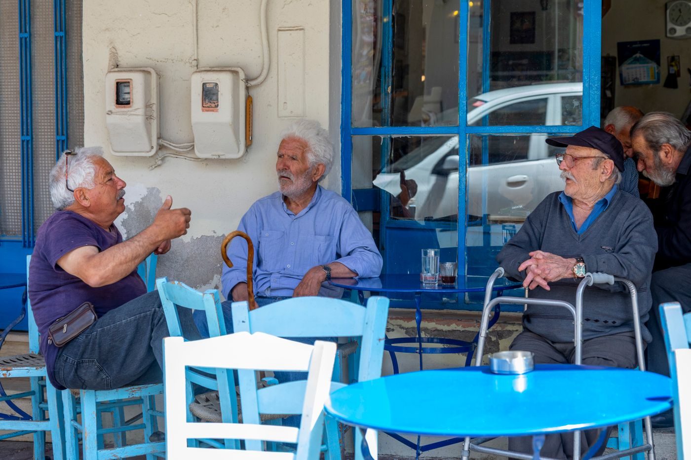 Καφέ με πελάτες σε τραπεζάκια
