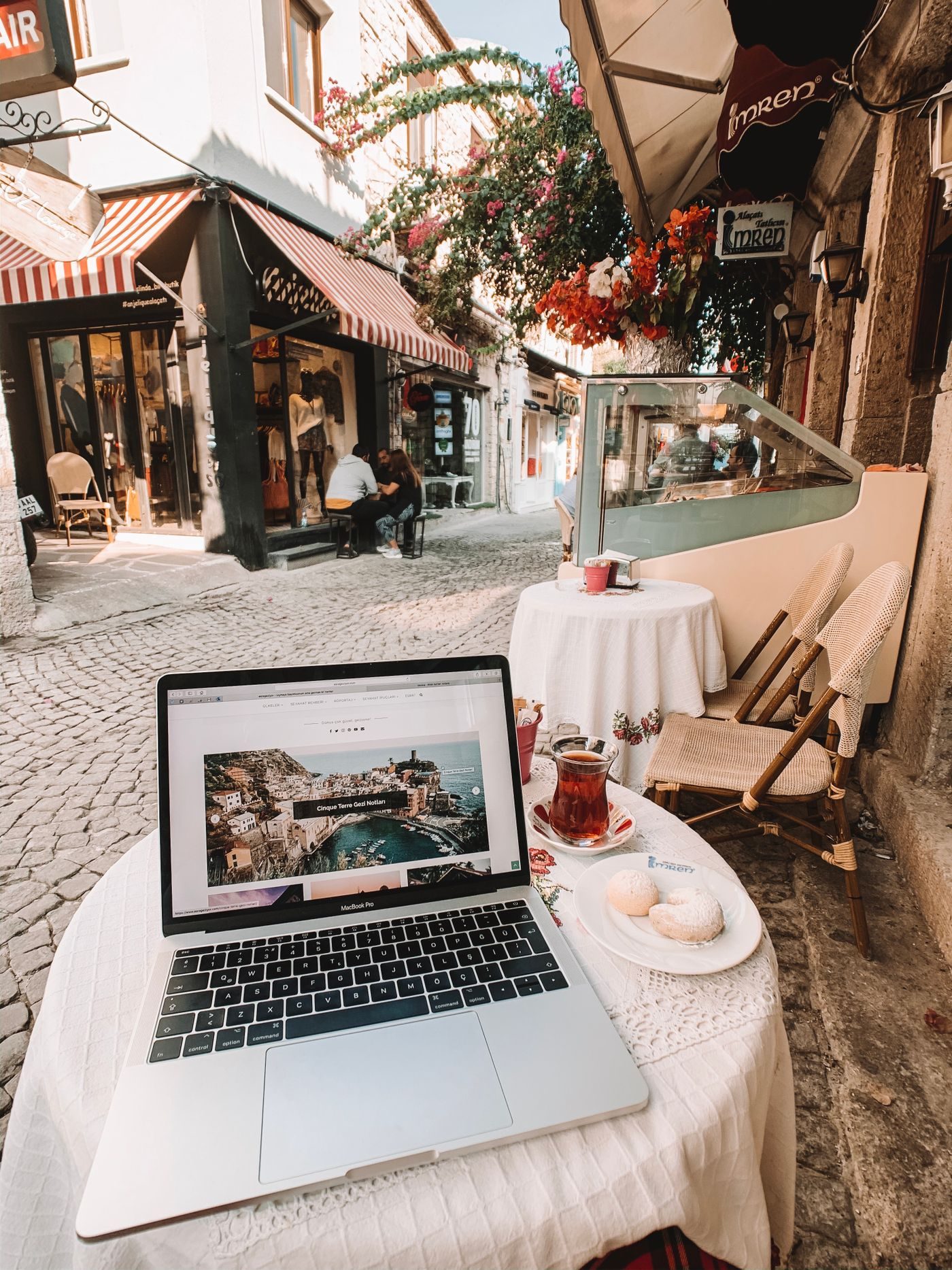 Ιστοσελίδα εστιατορίου σε laptop
